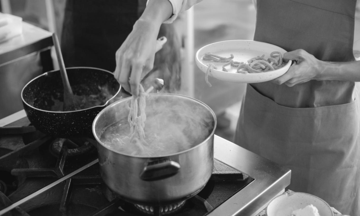 Professionelle Küchenarbeit mit frischen Zutaten