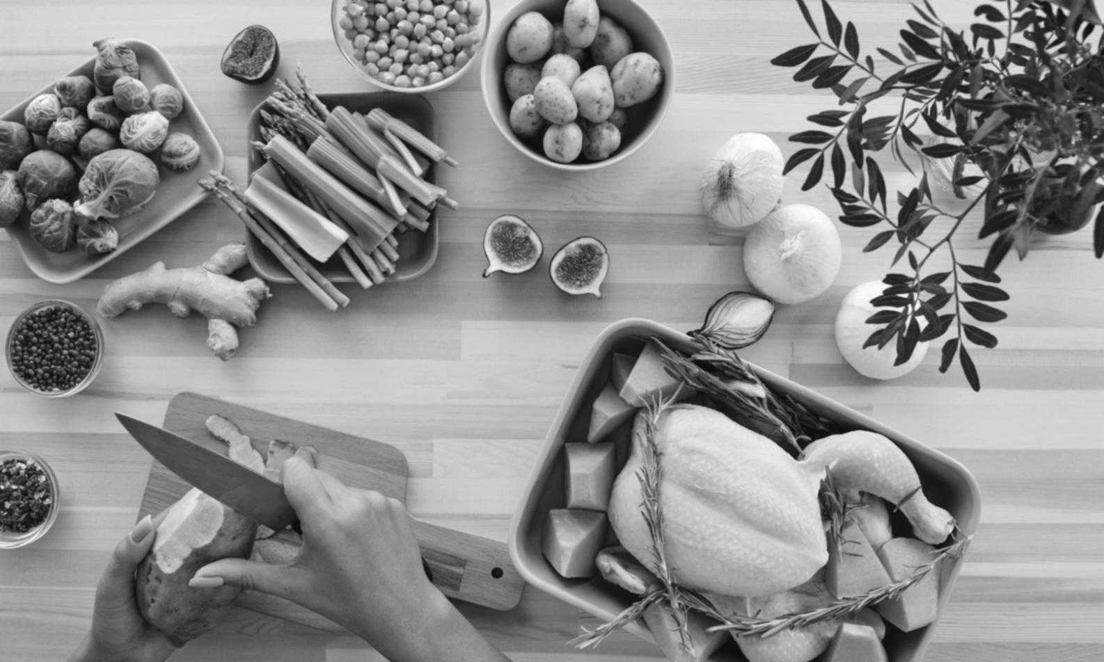 Teilnehmende beim gemeinsamen Kochen in der Lehrküche