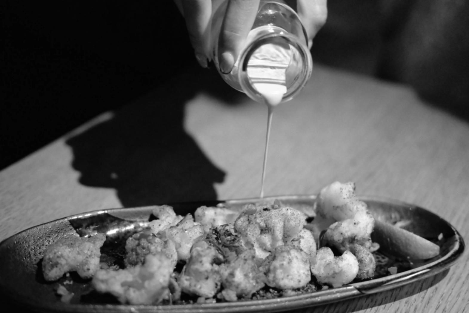 Detailaufnahme der Zubereitung von Gourmet-Gerichten