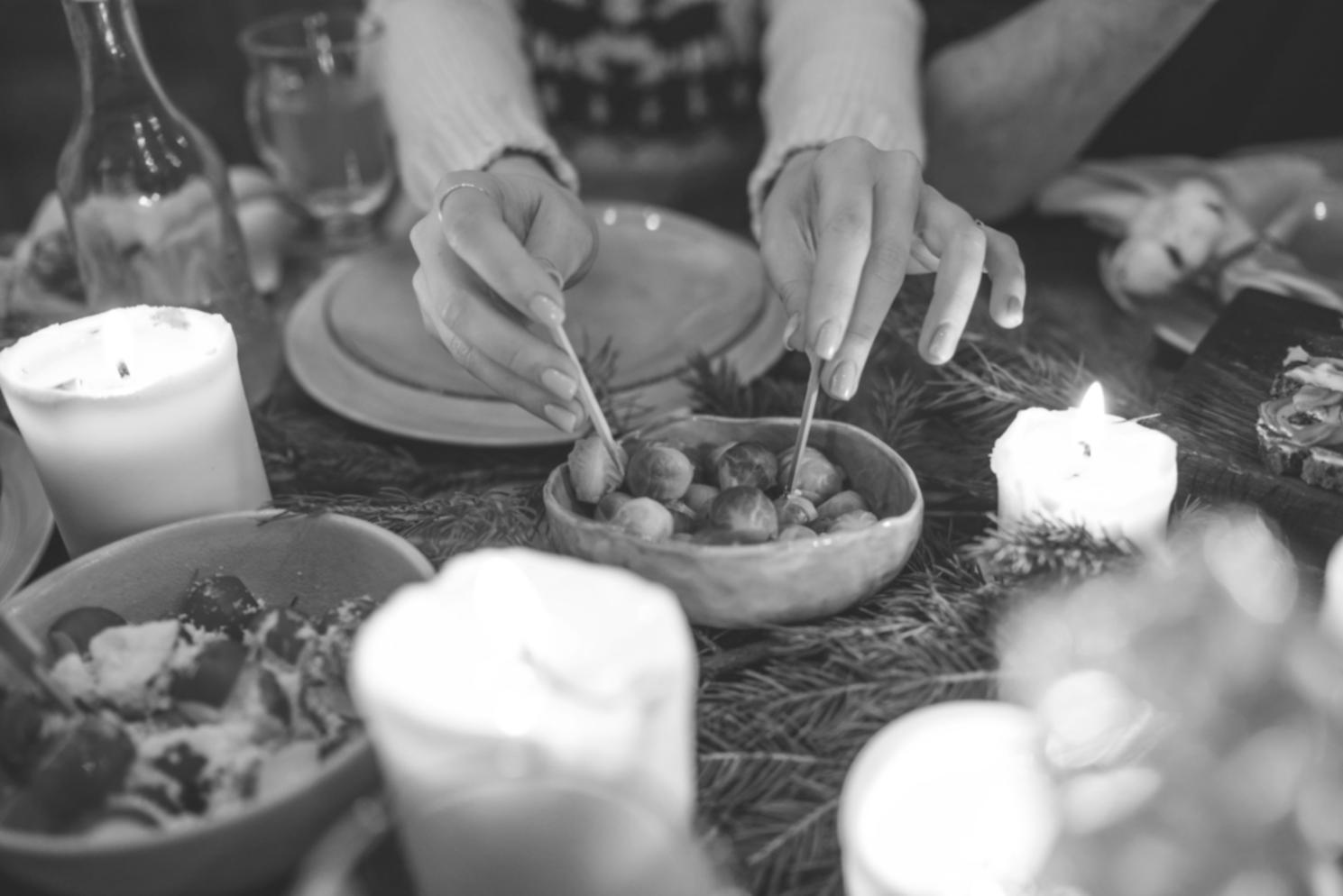 Professionelle Küche mit modernen Kochutensilien und frischen Zutaten für Gourmet-Kochkurse